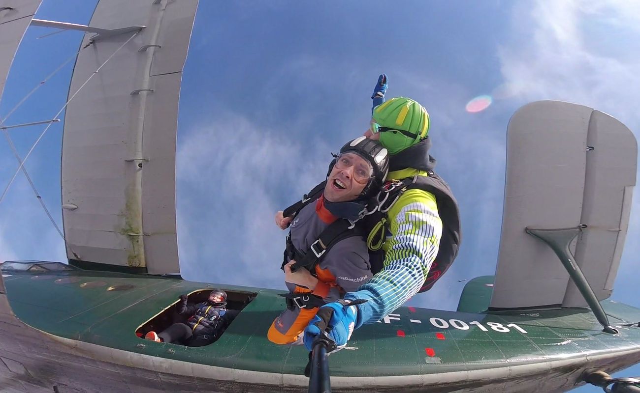 Шаг в бездну, незабываемая минута свободного падения — и вот вы уже под белоснежным куполом на высоте птичьего полета. Отсюда жизнь видится совсем под другим углом: маленькие дома, машины, крошечные люди и бескрайние просторы природы. Питер Online рассказывает, где можно совершить&nbsp;прыжок с парашютом, а также цены на это прекрасное безумие: