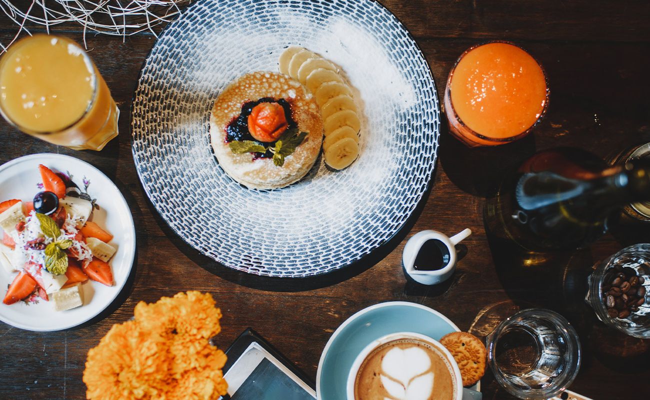 В утренней спешке не всегда есть время и желание готовить завтрак дома. К счастью, Петербург располагает большим количеством мест, где можно вкусно и недорого позавтракать. Подборка заведений с эконом-завтраками от Питер Online: