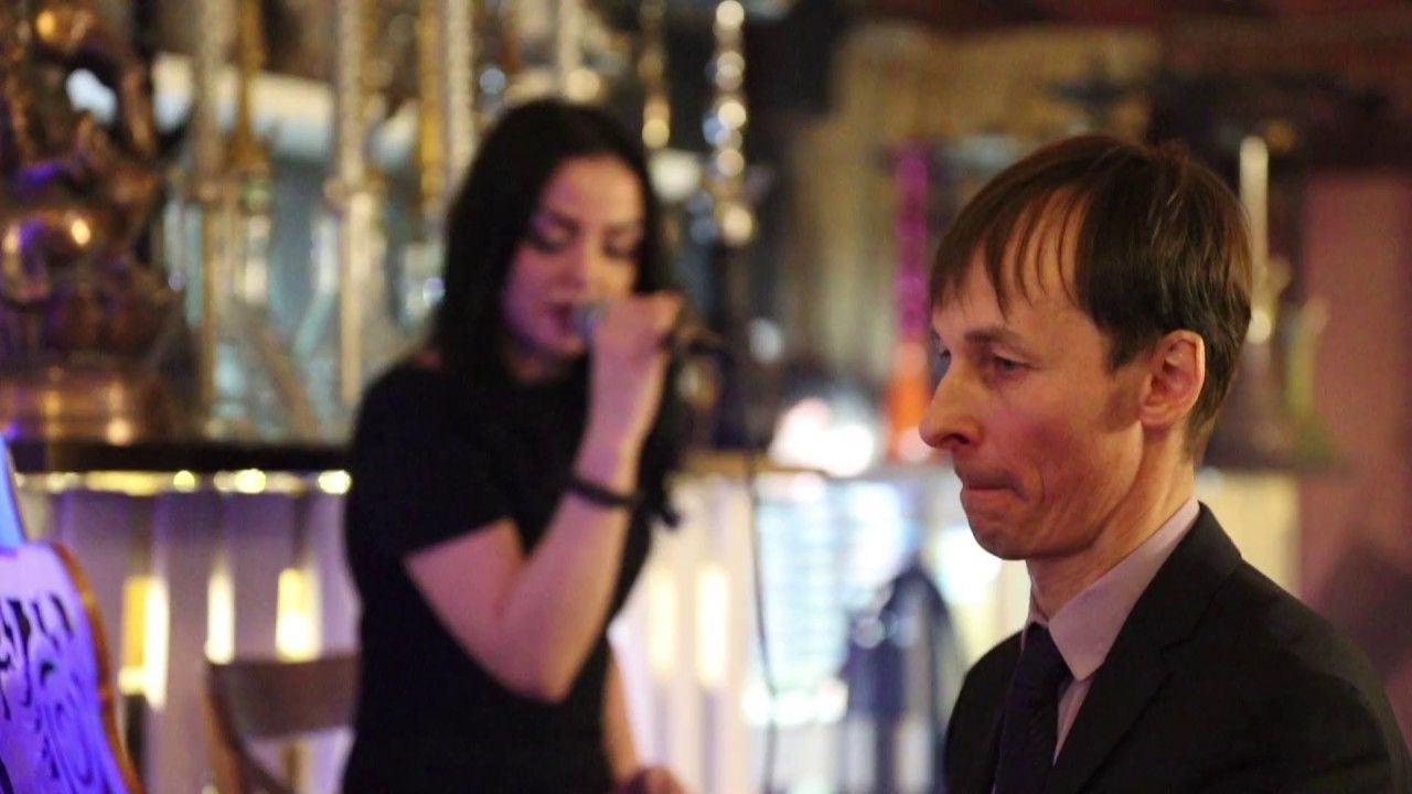 «Когда-то мне приснился сон: Выхожу из-за кулис на сцену. Яркий свет рампы, аплодисменты. Подхожу к роялю. Чувствую его тихую мощь. Он стоит на сцене, неподвижный гигант, готовый к моим командам – импульсам пальцев. За 7 секунд проигрываю все произведение в голове. Я готов. И Он! Первый звук…