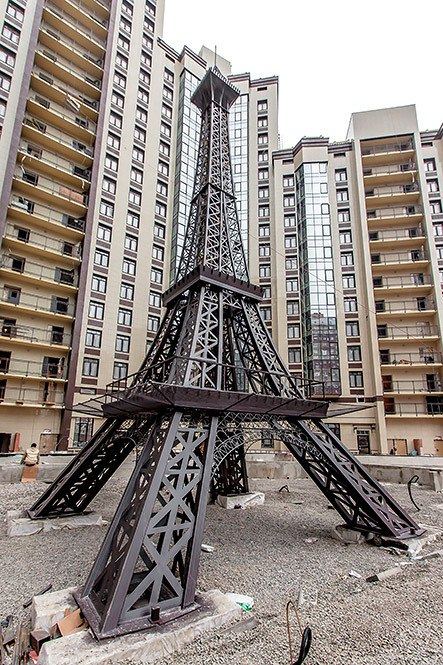 Обойти в несколько шагов стеклянную пирамиду Лувра, прикоснуться к Эйфелевой башне размеров с пятиэтажный дом, посидеть под Триумфальной аркой из стекла и стали с площади Шарля де Голля — в одном из дворов Петербурга недавно вырос маленький Париж.