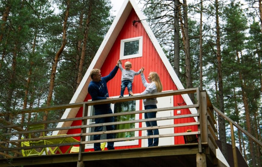 В часе езды от города с чистом сосновом лесу у озера расположились 5 коттеджей, в которых тепло уютно и весело. Здесь есть практически все необходимое: электричество, полотенца, гель, фен, посуда,&nbsp;wi-fi и даже&nbsp;спутниковое ТВ. Недалеко расположена&nbsp;бесплатная мангальная зона с навесом, столом, скамьями и 1-2 мангалами. В стоимость аренды также входят завтраки в лесном ресторане FLANK Grill&BBQ.