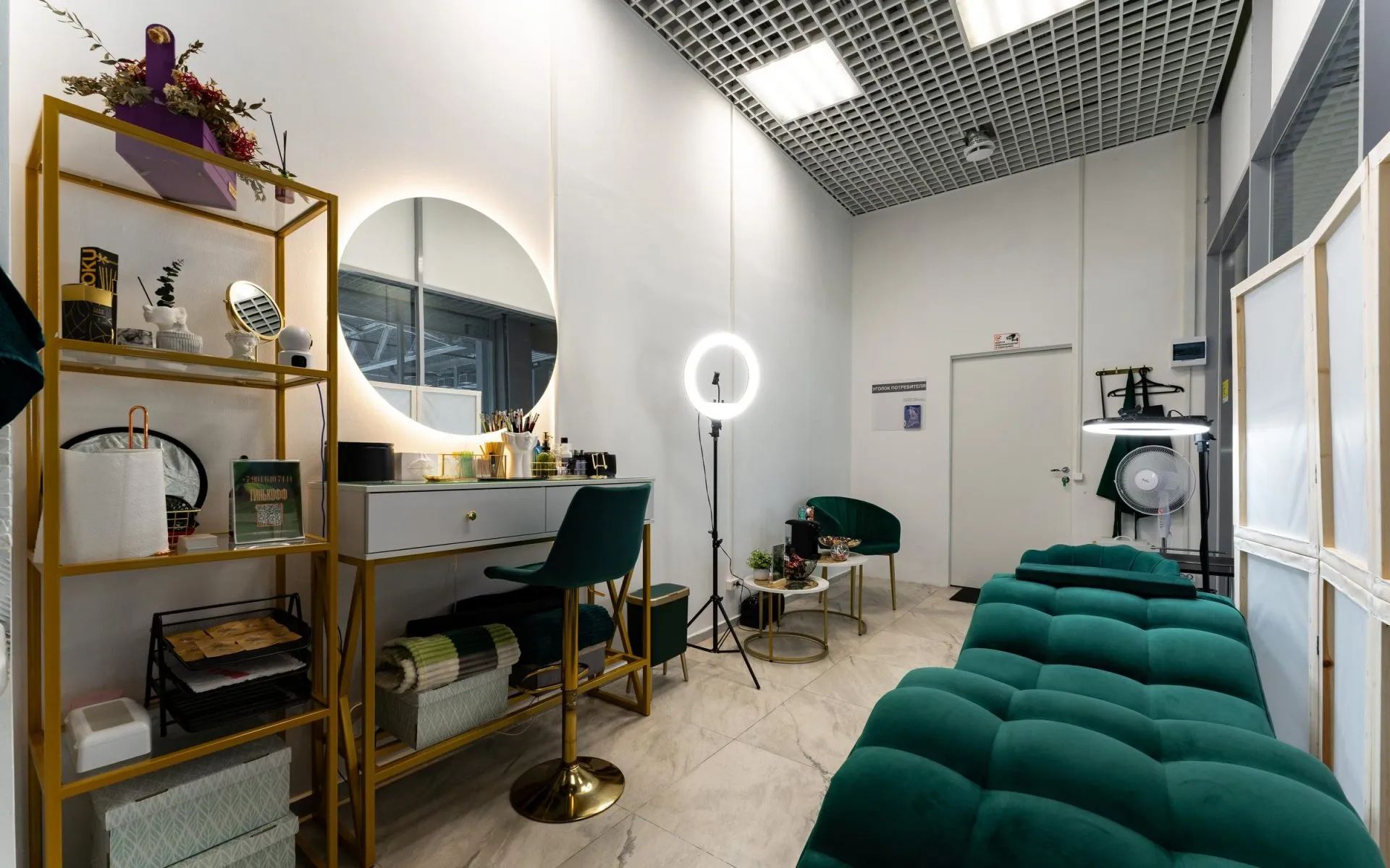 Интерьер броу-студии Brow and Make Up Atelier на канале Грибоедова