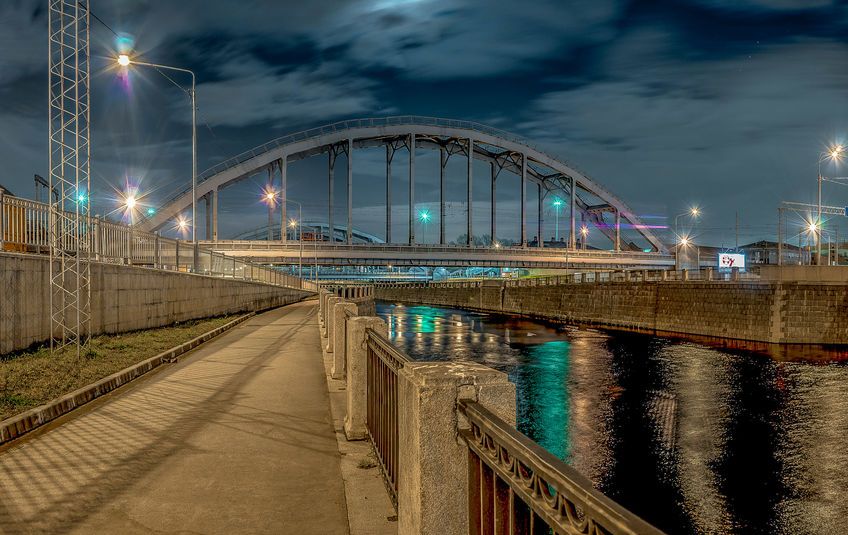 Администрация города сообщает, что текущая новогодняя подсветка переправ Петербурга, которая не менялась 12 лет, устарела – вышел из моды дизайн, да и украшения пришли в плохое состояние. В этот зимний сезон мосты засверкают по-новому, в лучах современной иллюминации.