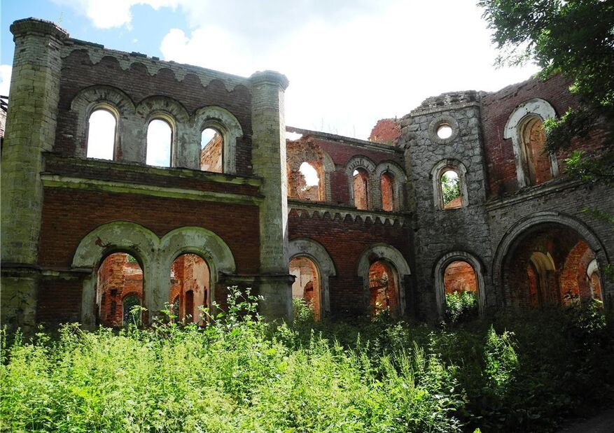 Руины усадьбы Врангелей с элементами готической архитектуры