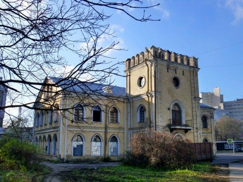 «Готический» дом на улице Чекистов