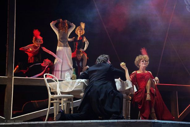 Театр «Буфф» — это место, где для детей оживают яркие музыкальные сказки и увлекательные шоу. Главная особенность театра — программа «Буффики», разработанная специально для малышей от 3 лет. Здесь маленькие зрители не просто смотрят спектакль, но становятся его частью: общаются с персонажами, решают загадки и влияют на сюжет.