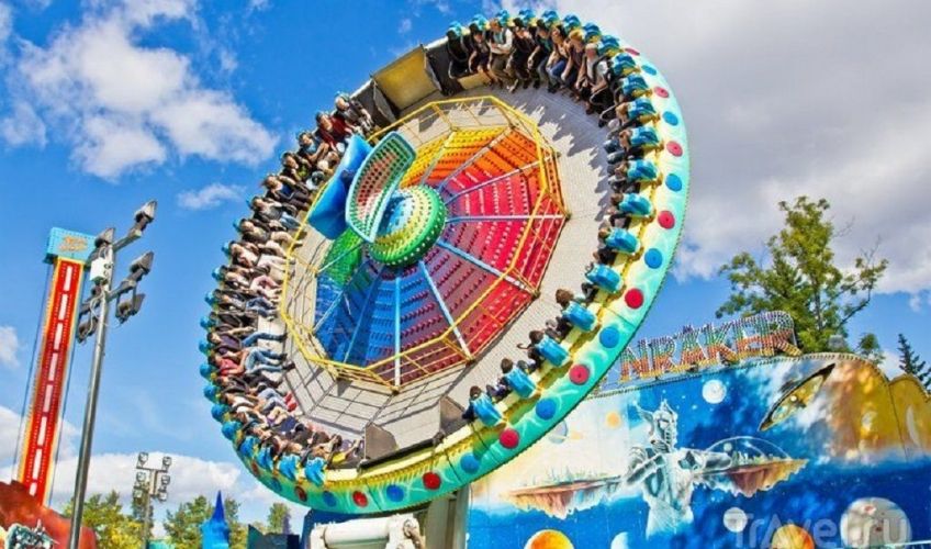 Экстремальные аттракционы Диво Острова на фоне Финского залива в Приморском парке Победы