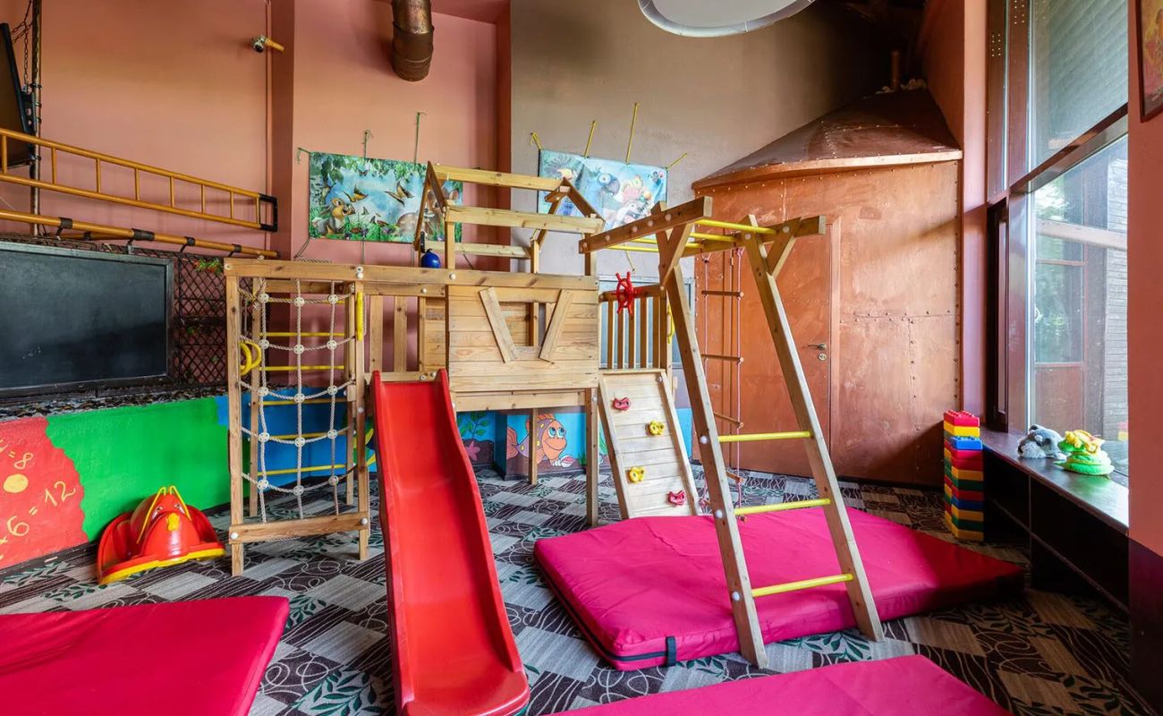 Family Kitchen, Nevesomost, «Гуси Лебеди», Capuletti, «Банщики», Маймун, Uva, «Секретер», Roppongi — рестораны с детскими комнатами.