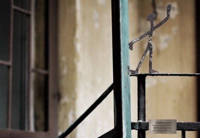 Миниатюрный памятник поэту Даниилу Хармсу появился на улице Жуковского во дворе дома 20. Этот мини-памятник&nbsp;— точная копия автопортрета писателя, который тот собственноручно оставил на полях своей визитной карточки.