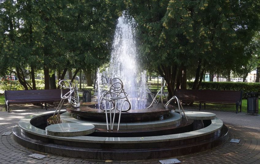 Необычный круглый фонтан 'Мы' с семью фигурками-студентами по окружности