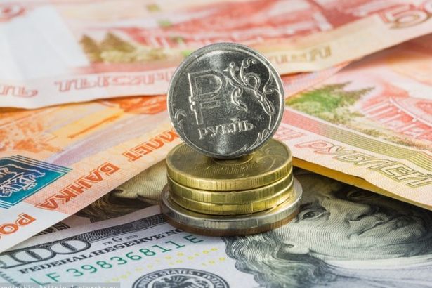 ВЦИОМ опубликовал опрос, в котором узнал мнение россиян о курсе доллара. Оптимистичные жители нашей страны уверены, что через год курс американца упадет до 49 рублей.&nbsp;При этом в феврале года они были уверены, что курс доллара увеличится до 83 рублей.