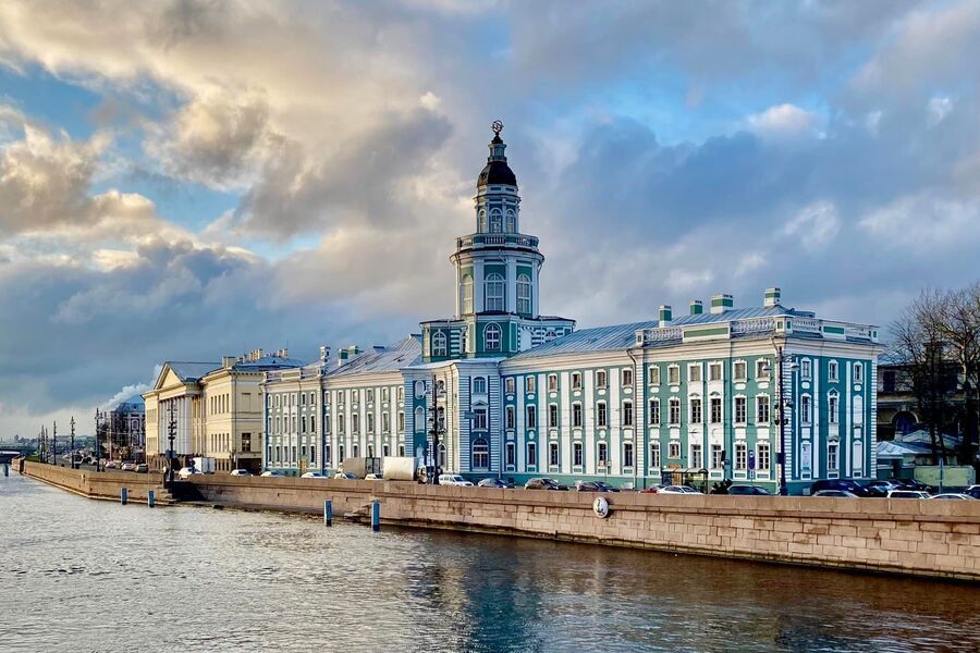 Историческое здание Кунсткамеры с башней на берегу Невы