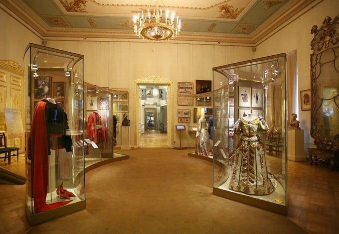 Музей театрального и музыкального искусства и его филиалы запустили акцию «счастливые часы», в рамках которой горожане и гости города смогут приобрести билеты по минимальной цене.