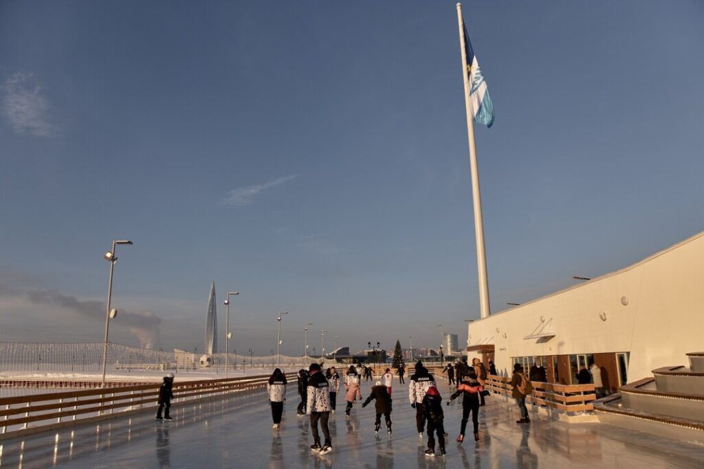 Каток среди леса, рождественские концерты в особняке, сверкающие ярмарки с запахом корицы и глинтвейна, атмосферные кафешки и умопомрачительные декорации улиц — вот они, атрибуты новогоднего Петербурга. Вы без напряга организуете себе насыщенную программу на праздники. Читайте статью Питер Online и сохраняйте 30 классных идей, куда пойти и на что посмотреть в зимние каникулы.