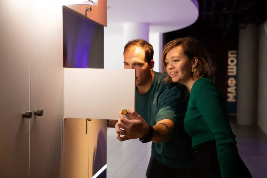 Яркие граффити, автомобиль Элвиса Пресли, гигантский макет Петербурга, столетний парфюм, специи и кофе со всего света, оригинальные вещицы для любовных утех — и это далеко не все интересности из этих необычных музеев. Большой список всех занимательных музеев и выставок Петербурга, которые понравятся как гостям, так и жителям города.