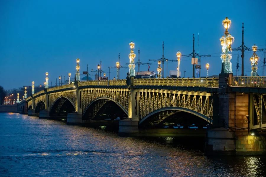 10% площади — вода, Троицкий мост спроектирован Эйфелем, коллекция Эрмитажа требует 8 лет — факты, меняющие взгляд на Петербург.