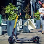 В 2026 году в Петербурге работают три крупных сервиса кикшеринга электросамокатов — Whoosh, Юрент и Яндекс Go. Разбираемся в тарифах, зонах покрытия и новых правилах сезона 2026.