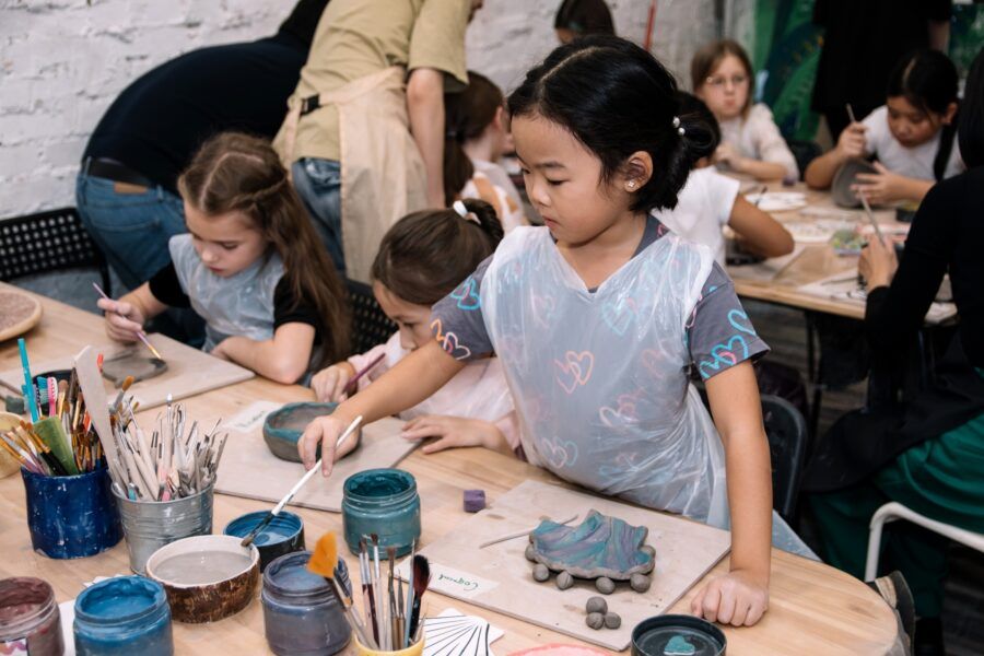 От создания фигурок из глины до изучения робототехники, от мастерства в живописи до секретов кулинарии – в городе на Неве дети могут погрузиться в увлекательный мир мастер-классов по самым разным направлениям, интересам и возрастам. Питер Online собрал 30 мастер-классов для детей в Санкт-Петербурге, которые не только помогут развить и раскрыть творческие способности, но и приобрести новые навыки, а главное – весело провести время и получить массу положительных эмоций.