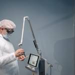 Врач настраивает лазерную установку для коррекции зрения