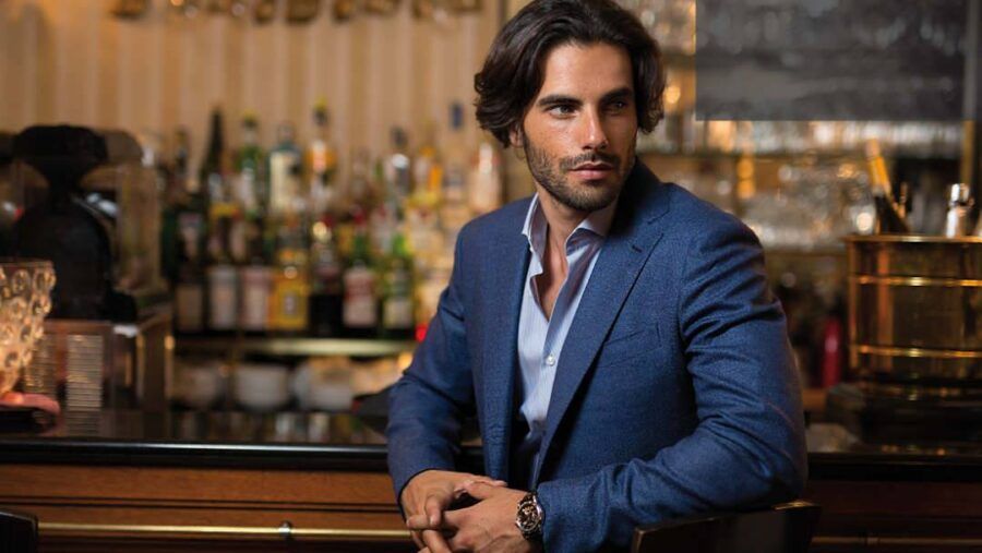 Процесс создания мужского костюма в ателье Corleone — мастер работает над деталями пиджака