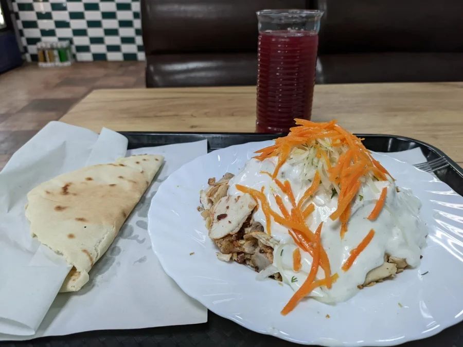 Шаверма в Петербурге — это не просто еда, а часть городской культуры. Мы проверили десятки заведений и отобрали только те, где действительно вкусно готовят и куда стоит ехать. В этом гиде — только работающие места с актуальными ценами и адесами.