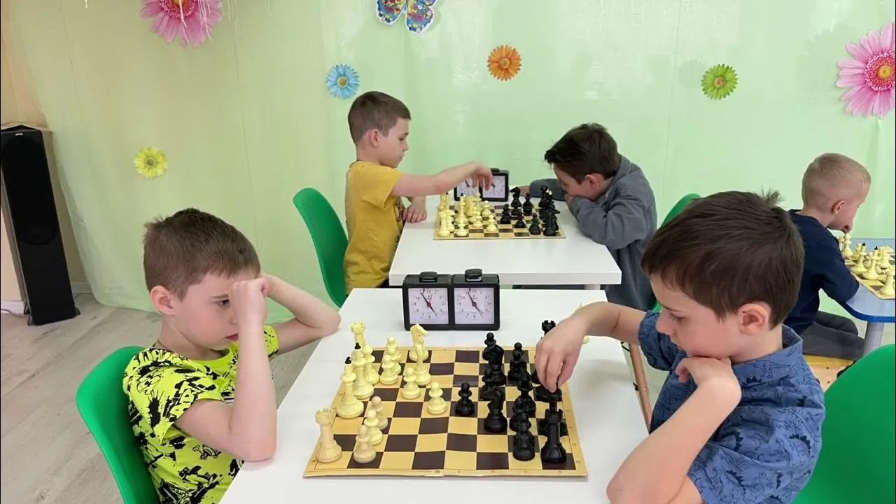 Мальчики играют в шахматы за столами в детском центре развития «Ладья» в Петербурге