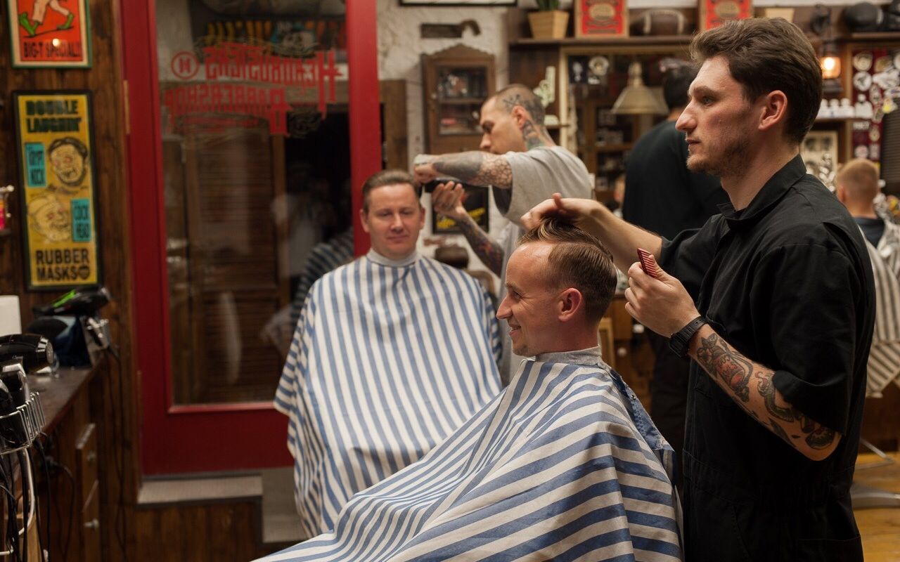 Места, где волосы превращаются в искусство, а стрижка становится актом самовыражения. От панк-эстетики до корейских трендов — выбрали студии, где мастера не боятся экспериментов.