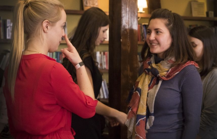 В школе разговорного английского English Forward можно посетить один бесплатный урок изучения английского по методу ESL.&nbsp;На бесплатном занятии ученики запоминают более 20 новых слов, составляют около 100 предложений на английском, даже если никогда не учили язык прежде.