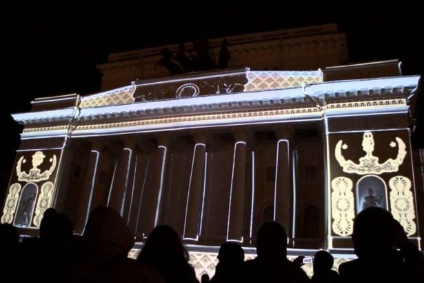 u041du0430 u043fu043bu043eu0449u0430u0434u0438 u041eu0441u0442u0440u043eu0432u0441u043au043eu0433u043e u043fu043eu043au0430u0436u0443u0442 u0441u0430u043cu043eu0435 u043cu0430u0441u0448u0442u0430u0431u043du043eu0435 u0441u0432u0435u0442u043eu0432u043eu0435 u0448u043eu0443 u0432 u0420u043eu0441u0441u0438u0438