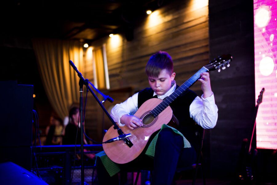 Освоить техники игры на гитаре, научиться исполнять любимые мелодии, импровизировать или стать настоящей суперзвездой. Питер Online собрал список детских школ в Петербурге, где обучают игре на гитаре и которые отличаются качественным и интересным обучением, талантливыми и опытными педагогами, дружеской атмосферой и индивидуальным подходом к каждому молодому гитаристу.