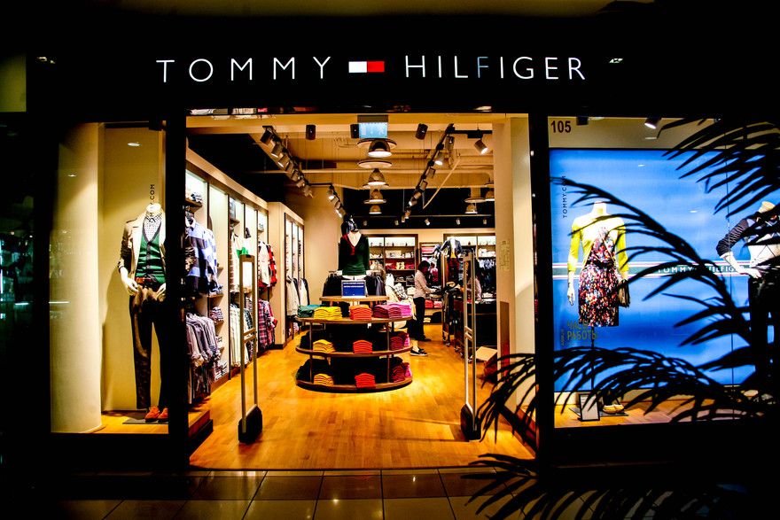 Любителей стильной брендовой одежды ждут круглогодичные распродажи в двух шагах от метро «Кировский завод» в Дисконт-Центре «Румба». Под его крышей можно найти по меньшей мере десяток магазинов популярных масс-маркет-брендов, которые вне зависимости от сезона предлагают скидки до 90% на продукцию.&nbsp;