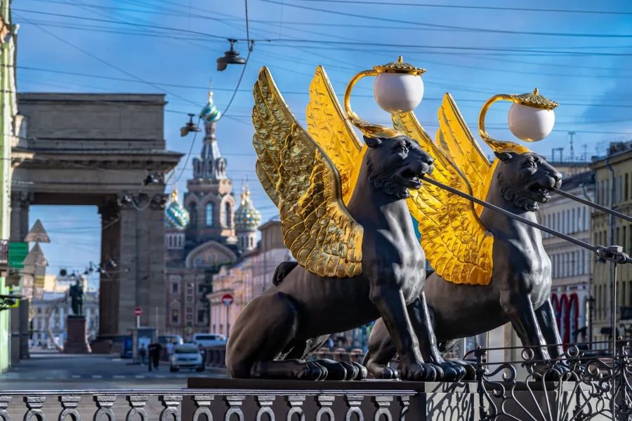 Кольцевой маршрут от метро и обратно: мистическая парадная с консьержем, дворы Достоевского, розовая лестница на крышу и точка, где загадывают желания. 12 точек, 4 километра, один район — и ощущение, что побывали в трёх разных Петербургах.