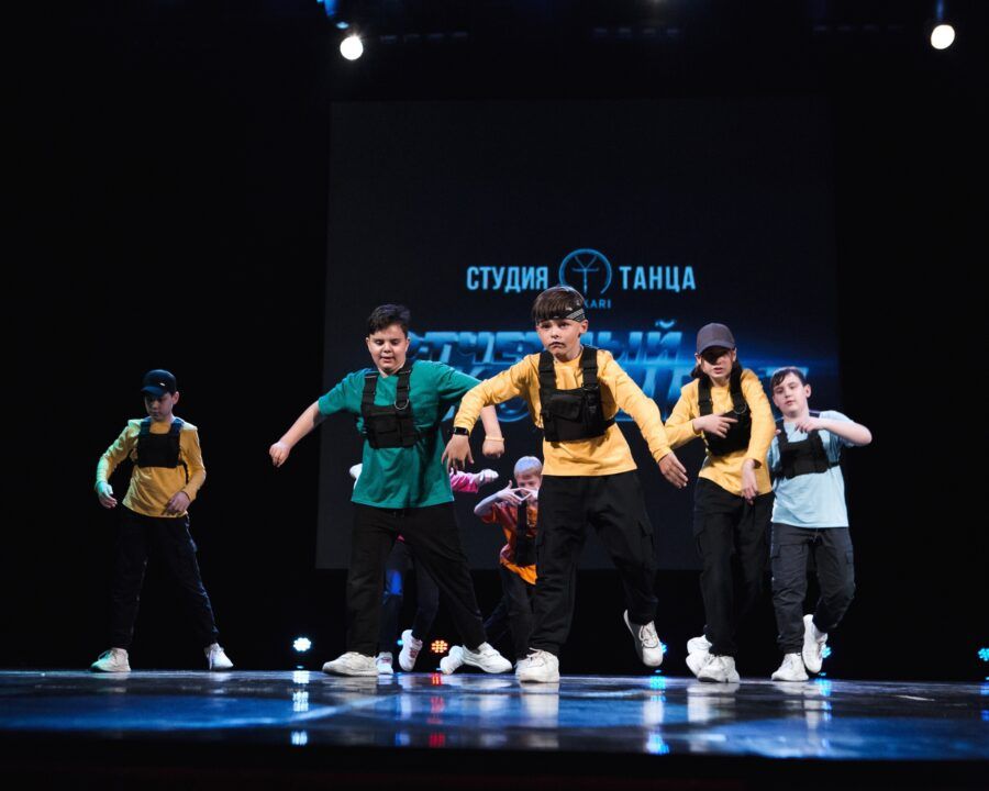 Освоить уличный хип-хоп, избавиться от скованности и стеснения, научиться чувствовать музыку, развить гибкость и стать настоящей звездой танцпола — 15 танцевальных студий для детей в Петербурге, где есть опытные и талантливые хореографы, уютная атмосфера и индивидуальный подход. От современного и энергичного брейк-данса до изящного и грациозного классического балета.