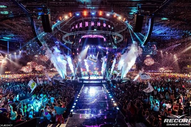 Этой осенью, 20 октября, Радио Рекорд раскрутит Петербургский СКК на все 360 градусов. В центре арены поставят круглую сцену, на которой выступят звезды 90-х. Зрители смогут получить ещё больше места для энергичных танцев и&nbsp;отличный вид на любимых артистов с любой точки трибун.