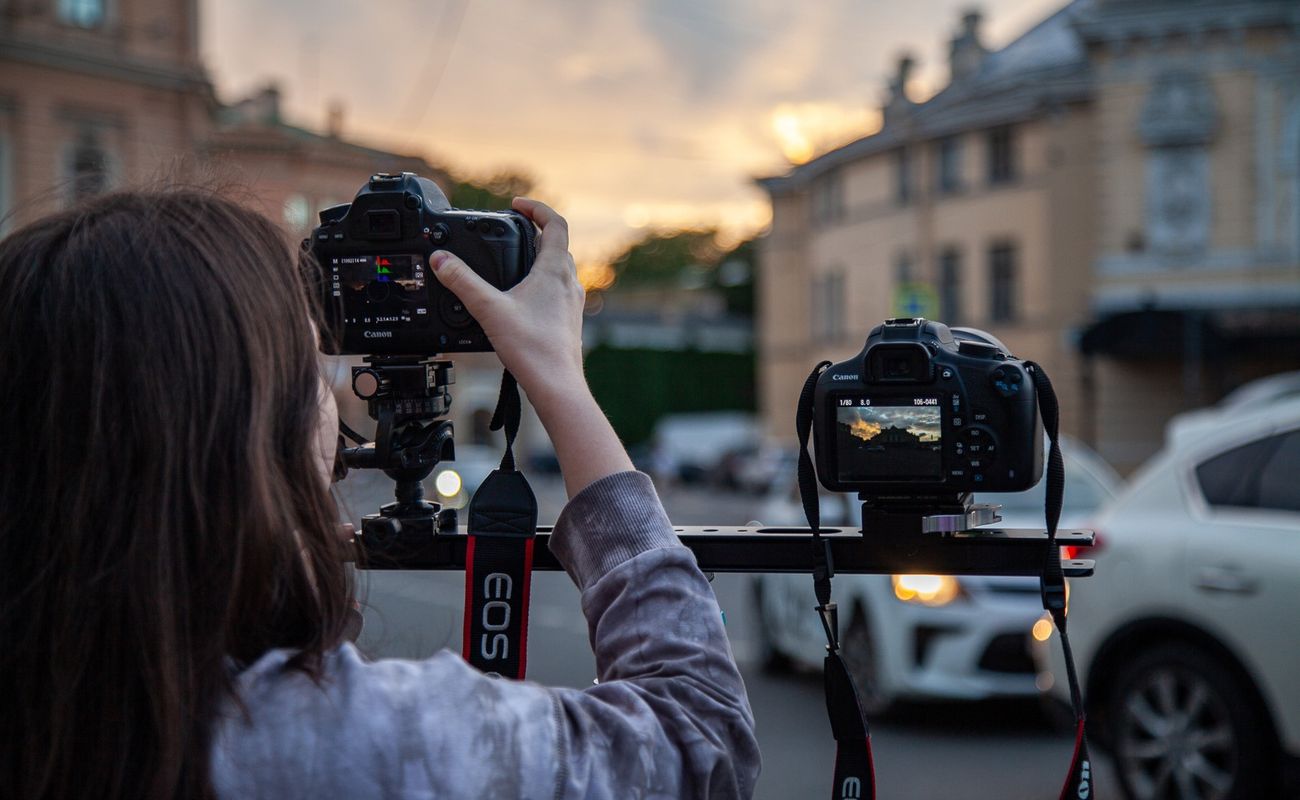 Лучше всего учиться мастерству съемки в проверенных школах фотографии с крутыми педагогами-фотографами. Только так вы добьетесь атмосферных кадров, которые будут завораживать и впечатлять. Питер Online рассказывает, где в Петербурге учат фотографировать в разных жанрах, работать со светом и цветом, создавать концепции для съемок и классно обрабатывать фото.