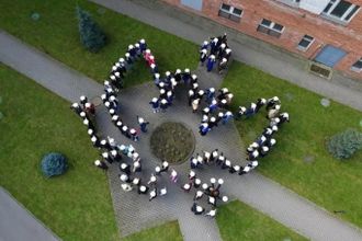 100 сотрудников Императорского фарфорового завода отметили день рождения предприятия – 272 года. Люди выстроились в герб Российской Федерации — изображение двуглавого орла.