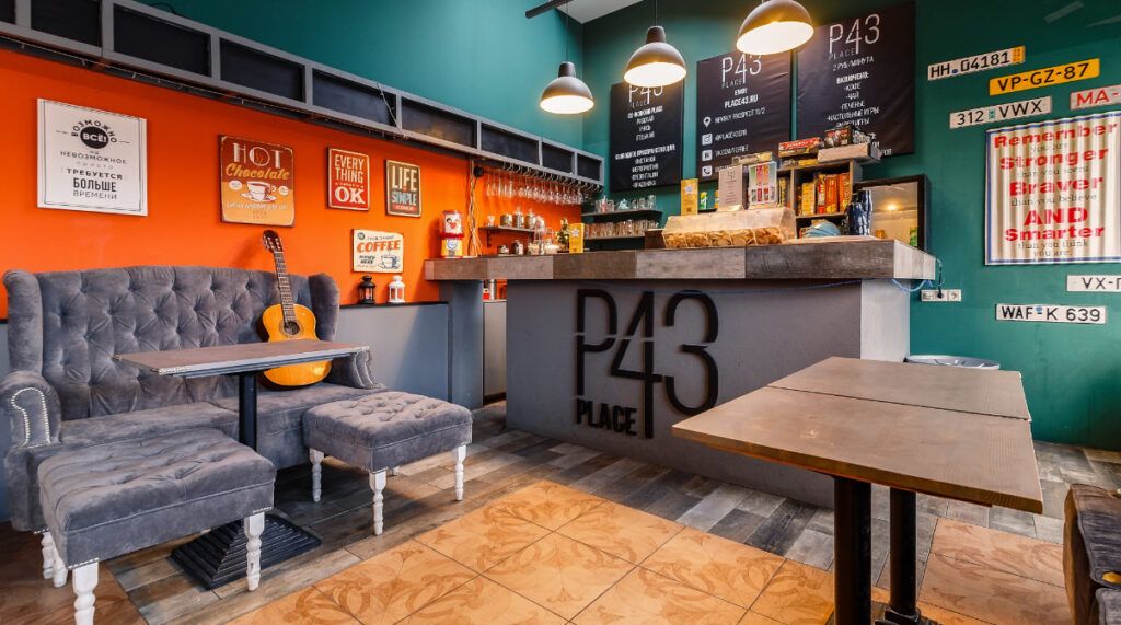 Исследуйте мир «Манчкина», «Уно», «Каркассона», «Диксита» и других захватывающих игр, посетив уютные кафе и игровые лофты в Петербурге. Выбирайте из списка лучших антикафе, где можно сыграть в «Мафию», сразиться в PlayStation, насладиться ароматным чаем по литрам и насладиться изысканными лакомствами. Полная информация о тарифах, адресах и режиме работы – в нашей подборке мест, где поиграть в настолки.