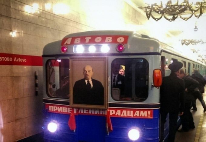 u0412 u043cu0435u0442u0440u043e u041fu0435u0442u0435u0440u0431u0443u0440u0433u0430 u0437u0430u043fu0443u0441u0442u0438u043bu0438 u0440u0435u0442u0440u043e-u043fu043eu0435u0437u0434