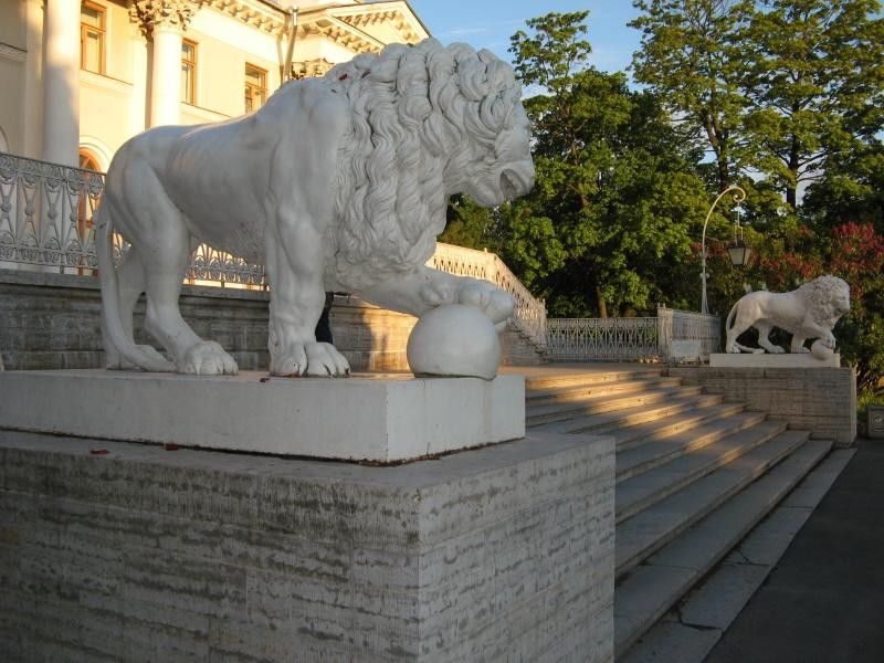 Мраморные львы