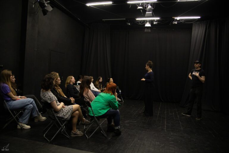 Освоить творческую профессию, раскрыть навыки артиста, избавиться от зажимов и стеснения — для актерских курсов нет ничего невозможного. Здесь учат сценическим движениям, погружению в образ, импровизации, правильной и красивой речи. Питер Online собрал подборку театральных студий, которые пробудят в вас талантливого актера.