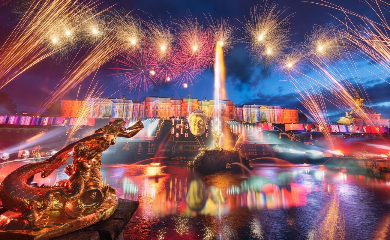 Праздник закрытия фонтанов в Петергофе — известное событие, как, собственно и их открытие весной. Масштабное мероприятие является своеобразным прощанием парка с горожанами на всю зиму. Центр праздника сосредоточен на Большом каскаде, где проходит аква- и световое шоу. 