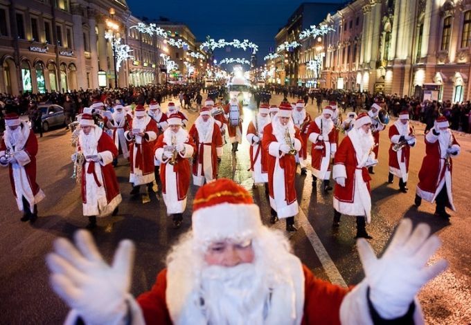 u0411u043eu043bu044cu0448u0435 u0442u0440u0435u0445 u0442u044bu0441u044fu0447 u0414u0435u0434u043eu0432 u041cu043eu0440u043eu0437u043eu0432 u0441u0442u0430u043du0446u0443u044eu0442 u043du0430 u0414u0432u043eu0440u0446u043eu0432u043eu0439 u043fu043bu043eu0449u0430u0434u0438