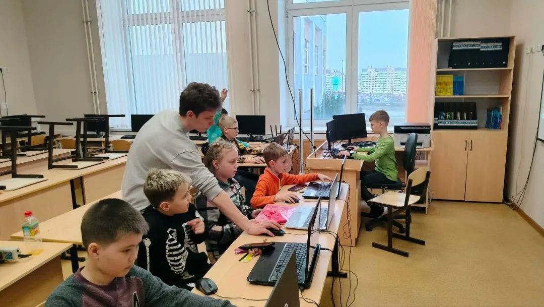 Дети программируют на ноутбуках на занятии школы Coddy в Петербурге