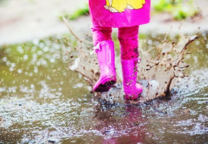 По прогнозам синоптиков, снег в Петербурге полностью растает к концу недели. Улицы города скроются под водой. Метеорологи рекомендуют петербуржцам запастись резиновыми сапогами.