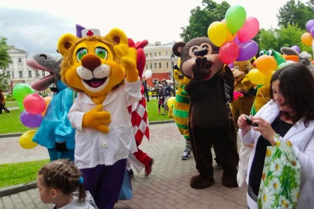 Масштабный фестиваль ростовых кукол под названием "Союз Мультфильмов" уже в пятый раз состоится в одном из живописнейших мест Петребурга, в Юсуповском саду. Организаторами фестиваля, командой People need people, запланировано целых два торжественных шествия ростовых кукол.