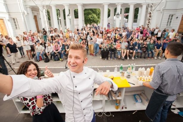 В ближайшие выходные Елагин остров превратится в большой гастрономический рай. Здесь соберутся лучшие шеф-повара, чтобы приготовить изысканные блюда и научить этому всех желающих. Кинотеатр под открытым небом с фильмами о еде, море спорта и музыки – и это лишь малая часть программы.