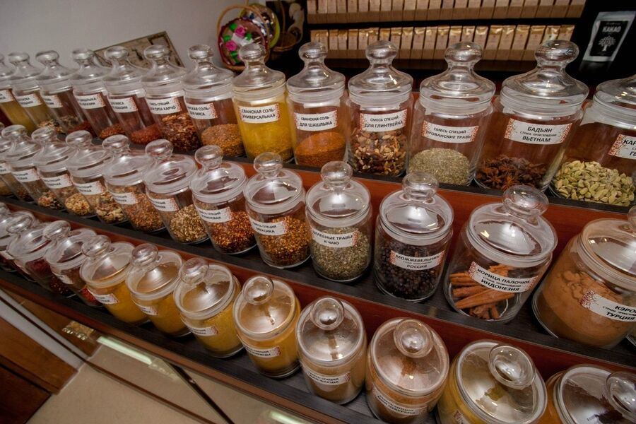 Экспозиция Музея специй на Васильевском острове с разноцветными приправами в стеклянных банках