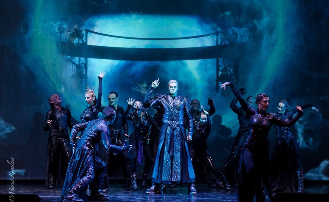 Мюзикл «Мастер и Маргарита», идущий в «ЛДМ. Новая сцена», прощается со своими зрителями. «Черта подведена и маятник времён остановится навсегда. 6 сценаристов, 6 композиторов и последних 6 спектаклей ждут гостей в 20, 21, 22 и 27, 28, 29 июля», — сообщают организаторы. Постановку посмотрело уже более 300 тысяч зрителей.&nbsp;