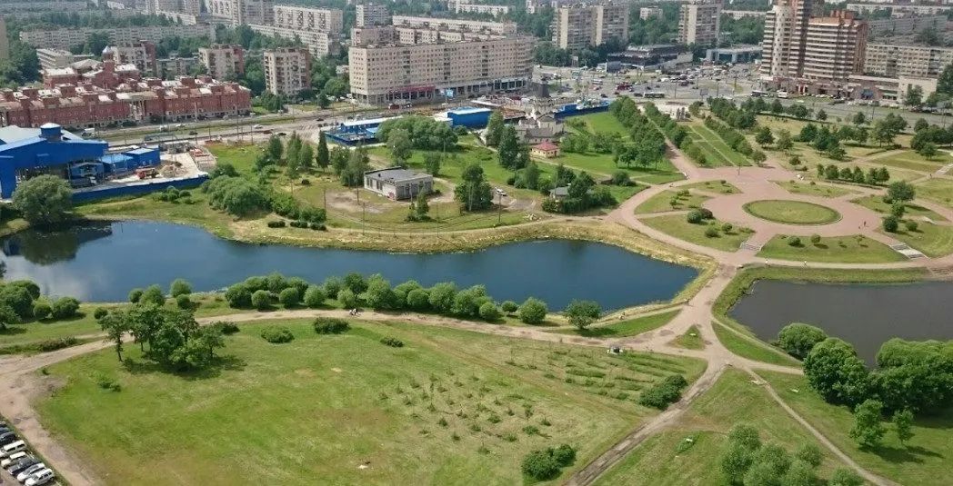 Послание в будущее, интересные памятники и фонтаны, живописный парк – все это и много других причудливых открытий ожидают петербуржцев, отправившихся на прогулку по легендарному району Санкт-Петербурга.