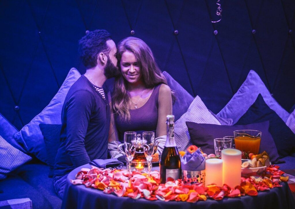 Уютный зал частного кинотеатра Пандора с большим экраном и мягкими диванами